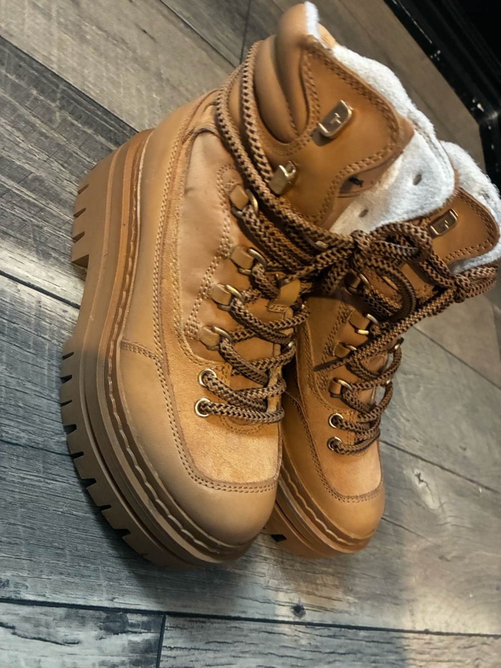 Women’s Tan Hiking Boots - Rugged Lace-Up Outdoor Boots